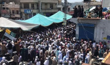 पाकिस्तान प्रशासित कश्मीर में बिजली और आटे के बढ़ते दामों को लेकर हुए प्रदर्शन में एक पुलिसकर्मी की मौत