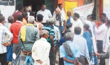 कलेक्टर पहुंचे सहकारी समितियों में, खाद-बीज भण्डारण व वितरण की ली जानकारी