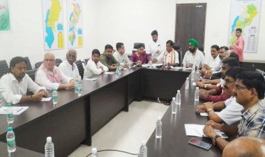 राजीव भवन में दीपक बैज ने ली कांग्रेस पदाधिकारियों की बैठक