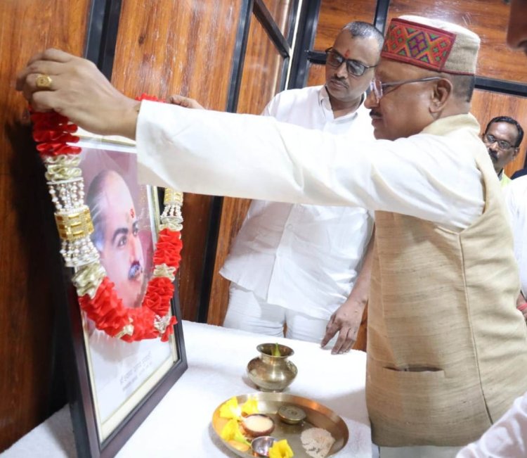 डॉ. श्यामाप्रसाद मुखर्जी की जयंती पर मुख्यमंत्री श्री विष्णु देव साय ने  माल्यार्पण कर उन्हें श्रद्धांजलि अर्पित की।