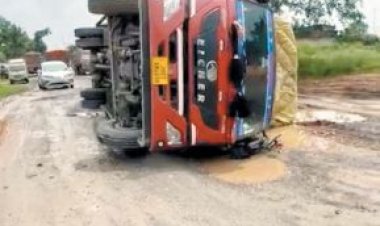 सडक़ जर्जर,गड्ढे के कारण पलटा ट्रक