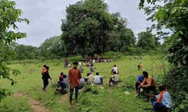 जंगल बचाने साढ़े चार सौ ग्रामीण पहुंचे कब्जा स्थल, अतिक्रमण हटाने का लिया निर्णय