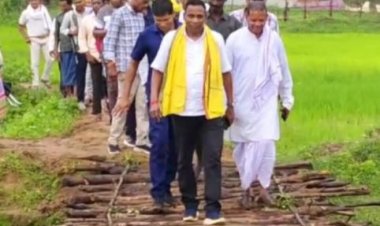 बारिश के बीच दो किमी पैदल चलकर विशेष पिछड़ी भुंजिया जनजाति के बीच पहुंचे बिंद्रानवागढ़ विधायक