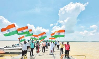 गंगरेल की जलधारा में भी लहराया तिरंगा