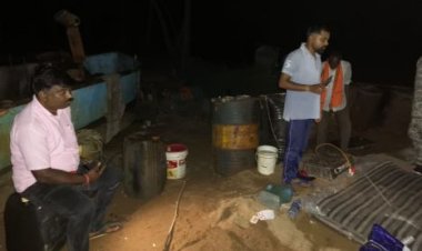 प्रतिबंध के बावजूद रात भर रेत की तस्करी, ग्रामीण सडक़ पर