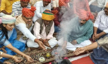 गुना विजयादशमी पर विधायक ने किया शस्त्र पूजन:कलेक्टर-एसपी ने जिलेवासियों को दी शुभकामनाएं; पुलिस वाहनों की उतारी आरती