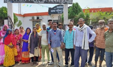 डिंडौरी में नप सफाईकर्मी धरने पर बैठे:ऑफिस के सामने कहा-पहले निर्णय करो, फिर लौटेंगे काम पर; सीएमओ बोले-बात करते है