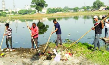 छठ पूजा स्वच्छता समिति की टीम सफाई अभियान में जुटे