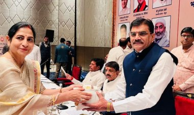 खंडवा-बुरहानपुर में ट्रेन कनेक्टिविटी बढ़ाने सांसद ने रखी मांग:भोपाल में सांसदों के साथ महाप्रबंधक पश्चिम मध्य रेलवे की बैठक में शामिल हुए