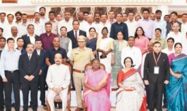 राष्ट्रपति मुर्मु के साथ राजभवन परिवार का ग्रुप फोटो