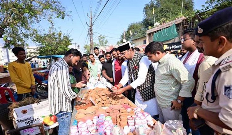 मंत्री विश्वास कैलाश सारंग ने स्थानीय विक्रेता से मिट्टी के दीपक खरीद कर दिया ‘वोकल फॉर लोकल’ का संदेश