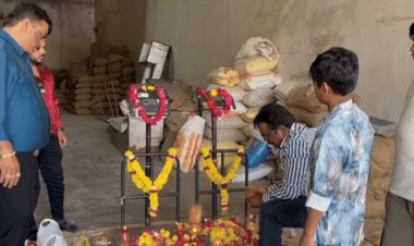 भोपाल की करोंद मंडी में मुहूर्त के सौदे:किसानों का अनाज ऊंचे भाव में खरीदा; जमकर हुई आतिशबाजी
