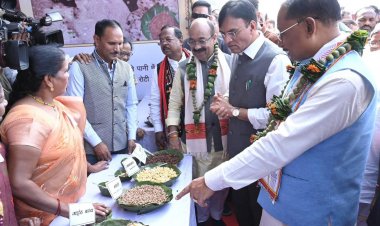 केन्द्रीय मंत्री डॉ. मनसुख मांडविया एवं मुख्यमंत्री श्री विष्णुदेव साय ने जनजातीय प्रदर्शनी में.