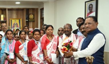 जशपुर के मुंडारी नर्तक दल के कलाकारों ने मुख्यमंत्री से की मुलाकात, हाथी प्रभावित इलाके से आए कलाकारों ने गांव में स्ट्रीट लाइट लगवाने का किया आग्रह : मुख्यमंत्री ने दी मंजूरी