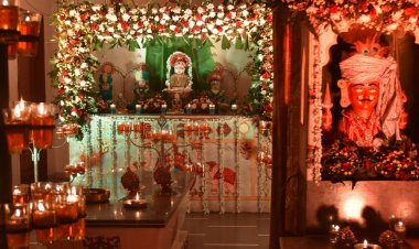 इंदौर में हेम पद्म पंचाह्निका महा महोत्सव:शंखेश्वर जैन मंदिर में सुबह से रात तक चली पूजन, दीप श्रृंगार से जगमगाया मंदिर, देर रात महाआरती