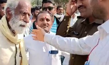 किसानों ने खाद की किल्लत को लेकर विरोध किया:चित्रकूट स्टेट हाइवे पर जाम लगाकर किया प्रदर्शन, एसडीएम ने दी समझाइश