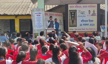 निवाड़ी में 75वें संविधान दिवस पर समारोह आयोजित:कलेक्टर ने दिलाई संविधान की शपथ; अधिकारों और कर्तव्यों का पालन करने की अपील