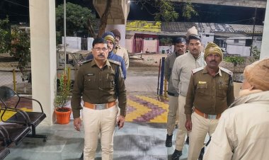 बुरहानपुर में पुलिस की नाइट कॉम्बिंग गश्त:20 स्थायी, 59 गिरफ्तारी वारंट तामील कराए, 75 गुंडे, 44 बदमाशों के घर पर पहुंचकर की चेकिंग