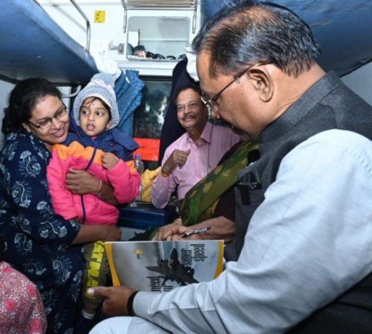 मुख्यमंत्री साय अब ट्रेन से भी करेंगे राज्य के विविध क्षेत्रों का दौरा : अमरकंटक एक्सप्रेस से बिलासपुर हुवे रवाना,अचानक अपने बीच देखकर प्लेटफार्म पर खड़े लोगों ने सीएम का उत्साहपूर्वक किया अभिवादन