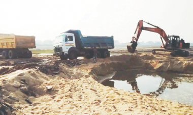 शाम होते ही जंगल में छिपी मशीनें नदी में उतरती हैं.., रात भर रेत खनन