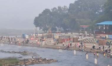 मकरसंक्रांति पर नर्मदा स्नान के लिए उमड़ी भीड़:कड़ाके की ठंड में श्रद्धालुओं ने लगाई डुबकी, मंडला के घाटों पर विशेष सुरक्षा इंतजाम