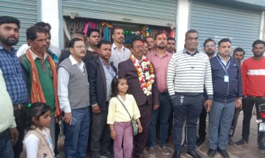 सेवानिवृत्ति पर शाखा प्रबंधक को दी बिदाई बक्सवाहा से स्थांतरण शाखा प्रबंधक श्री राजेश जैन ने संभाला पदभार
