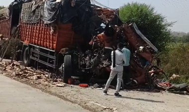 ट्रक आगे चल रहे ट्राले से टकराया, चालक की मौत:केबिन में फंसा शव, पुलिस ने जेसीबी से निकाला; रायसेन के देवरी NH-45 पर हादसा