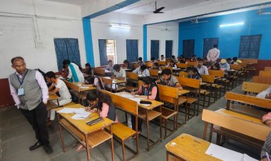 एमपी बोर्ड 10वीं परीक्षा का पहला दिन:शाजापुर में 13 हजार विद्यार्थियों दे रहे हिंदी का पेपर, नकल रोकने क्लास के बाहर उतरवाए जूते