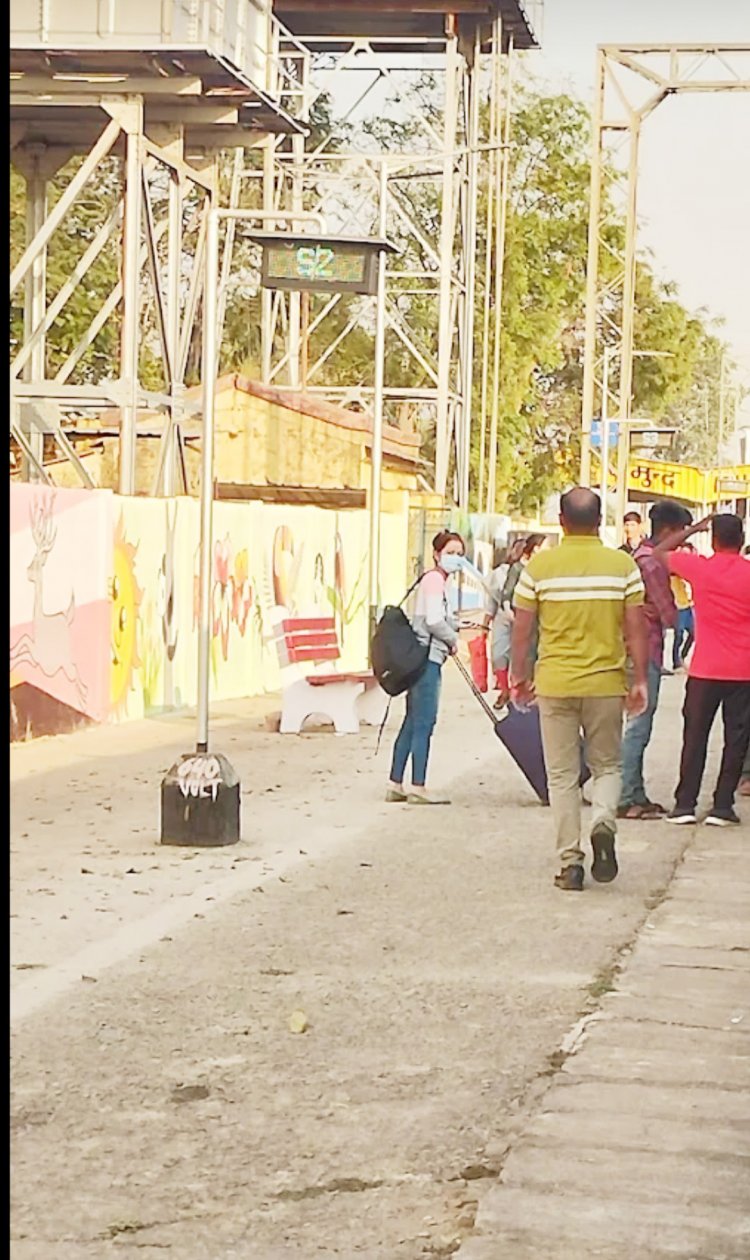 महासमुंद रेलवे स्टेशन में गंदगी-मलबे की ढेरी-रूफ प्लाजा,फूड कोर्ट, मल्टी लेवल पार्किंग, लिफ्ट, एस्केलेटर, ट्रेवलेटर का काम काफी धीमा