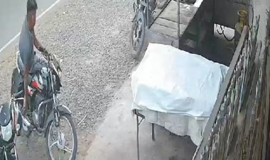 शाजापुर में होटल के बाहर से बाइक चोरी:दो बदमाशों ने आधे घंटे में की वारदात, सीसीटीवी आया सामने