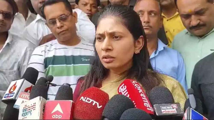महाराष्ट्र के जलगांव में केंद्रीय खेल राज्य मंत्री रक्षा खडसे की बेटी के साथ छेड़छाड़ की घटना सामने आई