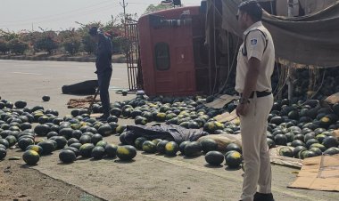 शाजापुर में तरबूज से भरा ट्रक पलटा:टायर फटने से कार को टक्कर मारी, कोई हताहत नहीं; लोगों ने सड़क पर बिखरे तरबूज लूटे