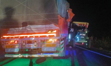 ट्रैक्टर-ट्रॉली को दो मिनी ट्रक ने मारी टक्कर, 2 घायल:तीन बाइक भी टकराईं; NH-46 पर हुआ हादसा
