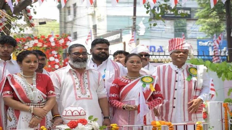 रांची में सरहुल की धूम,  सीएम सोरेन आदिवासी छात्रावास में आयोजित कार्यक्रम में हुए शामिल,  दो दिन छुट्टी का एलान