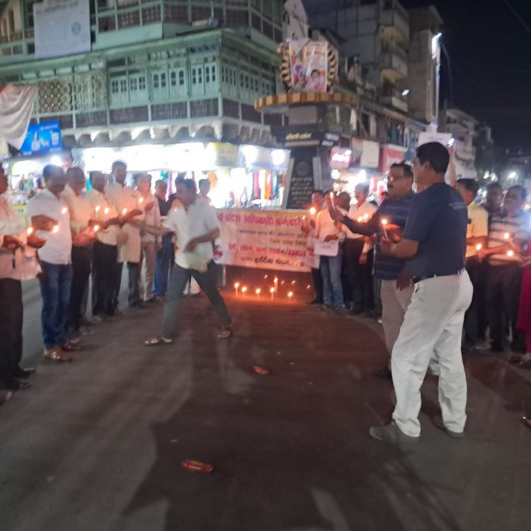 पहलगाम आतंकी हमले को लेकर विदिशा में आक्रोश:प्रदेश अधिकारी-कर्मचारी संयुक्त मोर्चा ने निकाला कैंडल मार्च; पाकिस्तान के खिलाफ नारेबाजी की