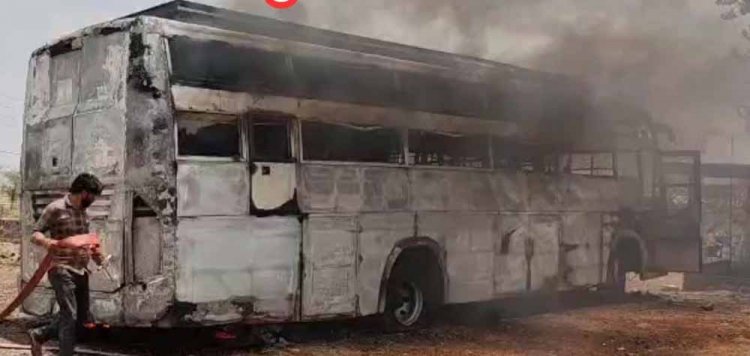बस में लगी भीषण आग, फायर ब्रिगेड की टीम ने मौके पर पहुंचकर आग पर पाया काबू