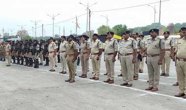 उज्जैन में जुमे की नमाज से पहले फ्लैग मार्च:संवेदनशील एरिये में उतरा भारी पुलिस बल, एएसपी ने कहा-इंटरनल सुरक्षा पर फोकस