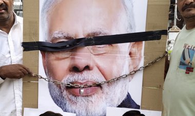 इंदौर में पीएम मोदी की आंख में बांधी काली पट्‌टी:कांग्रेस ने किया शाह और देवड़ा के बयान के विरोध में प्रदर्शन