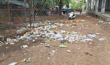 धार में डेढ़ करोड़ की सब्जी मंडी खंडहर बनी:8 साल से खाली पड़ी है 21 दुकानें, पुरानी मंडी में नगर पालिका कचरा डंप कर रही