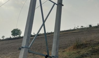 श्योपुर के मेखड़ाहेड़ी में 33 KV लाइन का टूटा पोल:किसानों की खेती में बन रहा बाधा; 2021 से नहीं हुआ सुधार