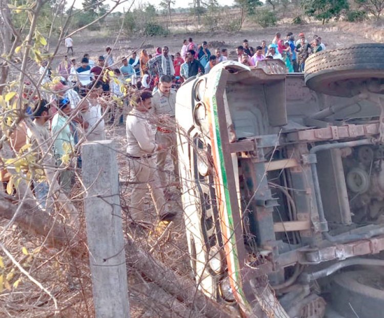 चौथिया कार्यक्रम में जा रहे लोगों से भरी माजदा खेत में पलटी