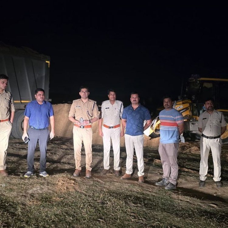सिंगरौली में अवैध रेत खनन पर रात 3 बजे छापा:जेसीबी और ट्रक जब्त, भारी मात्रा में रेत जब्त