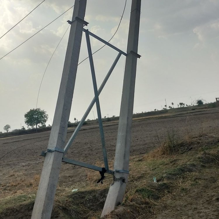 श्योपुर के मेखड़ाहेड़ी में 33 KV लाइन का टूटा पोल:किसानों की खेती में बन रहा बाधा; 2021 से नहीं हुआ सुधार