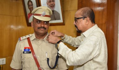 राज्यपाल रमेन डेका ने निरीक्षक नीलकिशोर अवस्थी को डीएसपी पद पर स्टार लगाकर दी शुभकामनाएं….