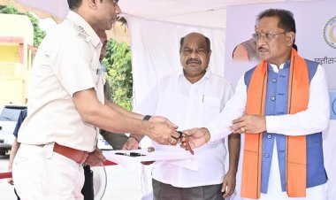 सड़क परिवहन और यातायात को सुरक्षित और सुगम बनाना हमारी सर्वाेच्च प्राथमिकता: मुख्यमंत्री श्री साय मुख्यमंत्री ने परिवहन सुरक्षा बेड़े में शामिल 48 वाहनों को झंडी दिखाकर किया रवाना मुख्यमंत्री ने परिवहन विभाग के कर्मियों को सौंपी वाहनों की चाबी