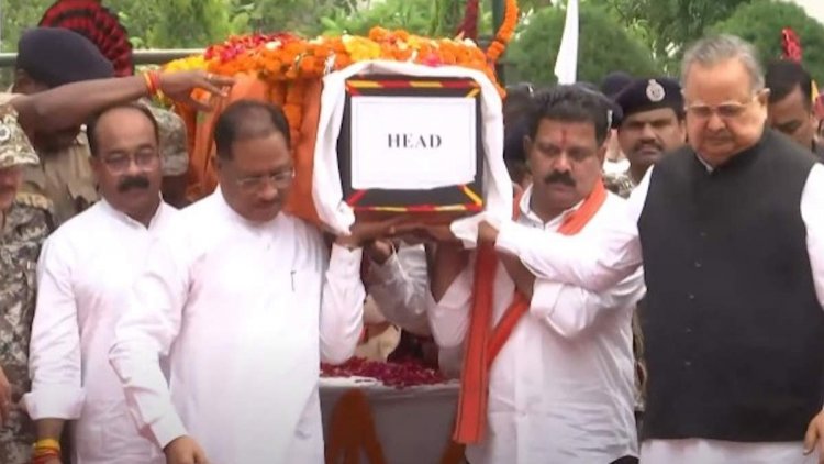शहीद एएसपी आकाश राव को मुख्यमंत्री साय के साथ विधानसभा अध्यक्ष, उप मुख्यमंत्री और गृह मंत्री ने दिया कांधा..
