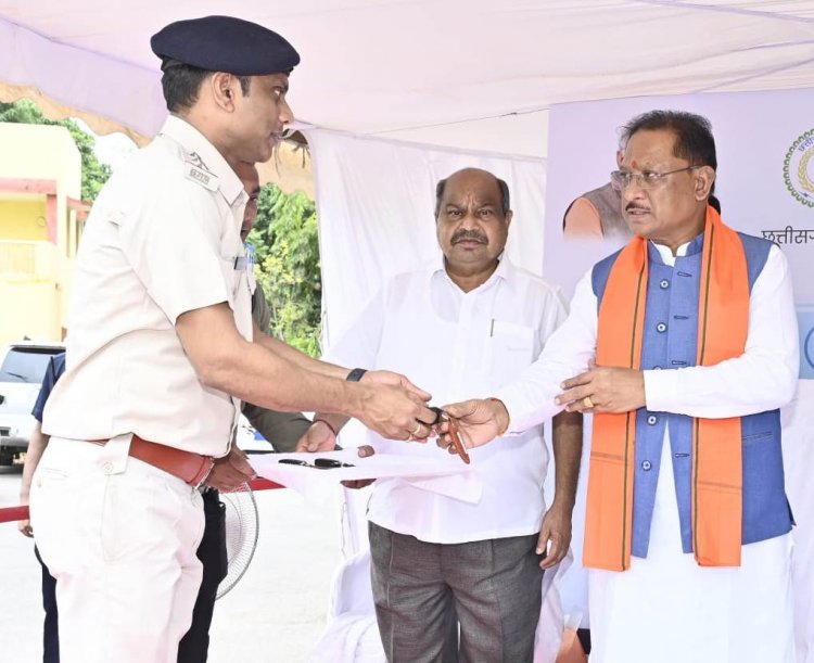 सड़क परिवहन और यातायात को सुरक्षित और सुगम बनाना हमारी सर्वाेच्च प्राथमिकता: मुख्यमंत्री श्री साय मुख्यमंत्री ने परिवहन सुरक्षा बेड़े में शामिल 48 वाहनों को झंडी दिखाकर किया रवाना मुख्यमंत्री ने परिवहन विभाग के कर्मियों को सौंपी वाहनों की चाबी