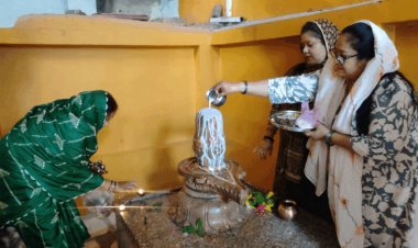 राजराजेश्वर व हजारेश्वर मंदिर में भीड़:अशोकनगर के शिवालयों में उमड़े श्रद्धालु, सावन के पहले सोमवार में बारिश में भी भीगते पहुंचे