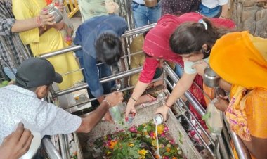 सावन का पहला सोमवार: शिवालयों पर लगी भक्तों की कतार:भक्त बोली-11 साल पहले बाबा के दरबार में रिश्ता हुआ था, मंदिरों के बाहर लगा मेला