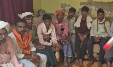 सड़क की मंजूरी मिलते ही ग्रामीण हुए खुश:मिठाई का डिब्बा लेकर पहुंचे पूर्व मंत्री से मिलने, नए रास्ते से 8 गांवों को होगा फायदा